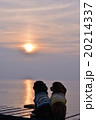 沈む夕日を見つめる2匹のダックス 20214337