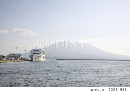 鹿児島港と桜島 20214918