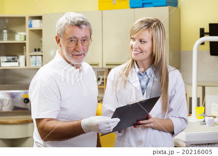 Dentist and assistant 20216005