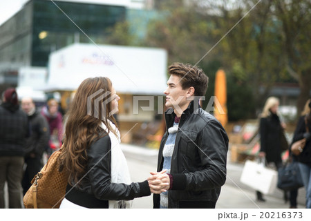 Happy couple in the city 20216373