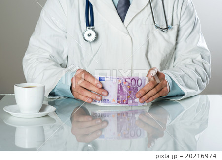 doctor with money 20216974