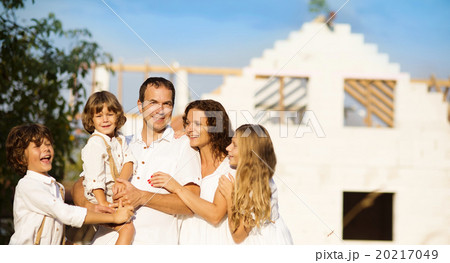 Family building a new house 20217049