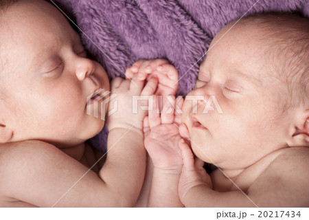 Newborn twins 20217434