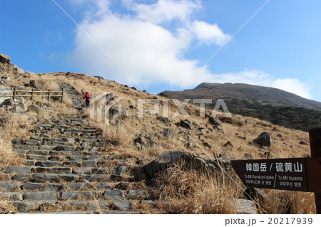 青空と韓国岳・硫黄山 20217939