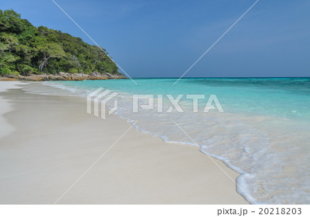 Idyllic white sand beach of Andaman Sea 20218203
