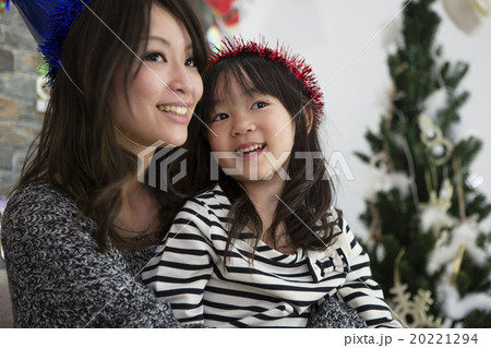 クリスマスを過ごすお母さんと娘 20221294