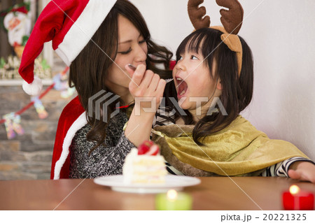 クリスマスケーキと親子 20221325