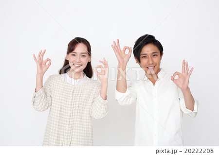 OKをするカップル OKをするカップル 20222208