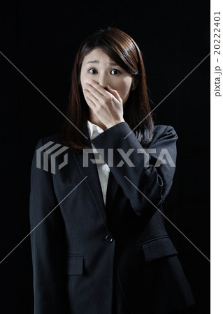 ビックリするビジネスウーマン　不安 20222401