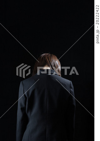 絶望するビジネスウーマン 後ろ姿 絶望するビジネスウーマン 後ろ姿 20222422