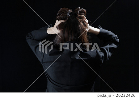 絶望するビジネスウーマン 後ろ姿 頭を抱える 絶望するビジネスウーマン 後ろ姿 頭を抱える 20222426