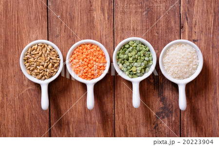 Cereals in ceramic bowls 20223904