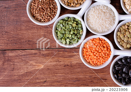 Cereals in ceramic bowls 20223906