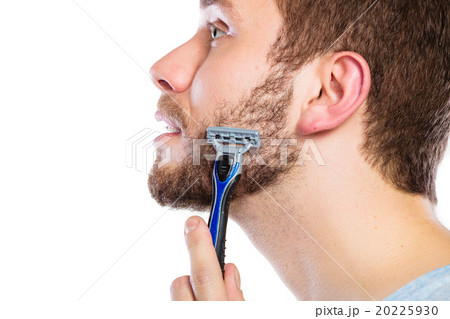 Young man with beard holding razor blade 20225930