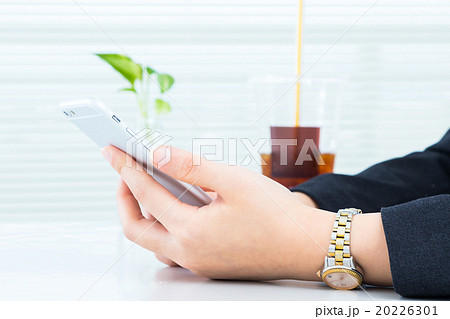 スマホ　スマートフォンをいじる女性の手元　副業　FX　検索　オンラインゲーム　メール 20226301
