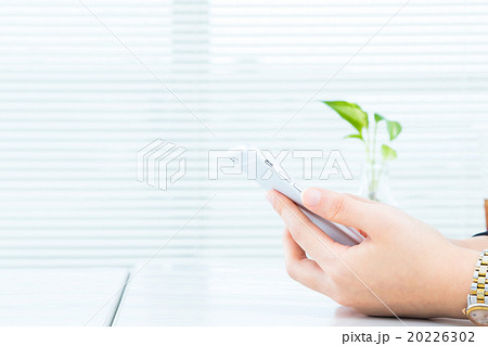 スマホ スマートフォンをいじる女性の手元 副業 FX 検索 オンラインゲーム メール スマホ スマートフォンをいじる女性の手元 副業 FX 検索 オンラインゲーム メール 20226302
