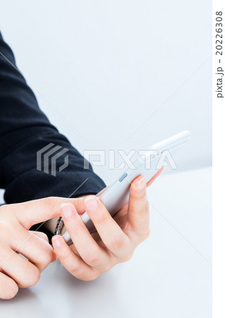 スマホ　スマートフォンをいじる女性の手元　副業　FX　検索　オンラインゲーム　メール 20226308