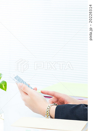 スマホ　スマートフォンをいじる女性の手元　副業　FX　検索　オンラインゲーム　メール 20226314