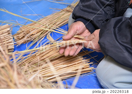 荒縄を編む人 20226318
