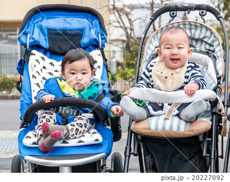 ベビーカーに乗ったあかちゃん 20227092