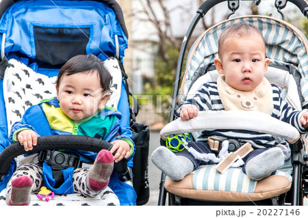 ベビーカーに乗ったあかちゃん 20227146