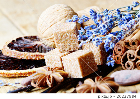 Vanilla, cinnamon, cocoa, anise and cloves 20227984