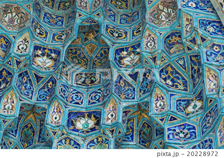 Fragment of a tiled wall 20228972