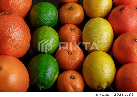 Mound citrus in wooden plate macro 20231031