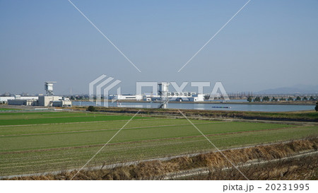 田んぼの中に競艇練習場のある風景 20231995