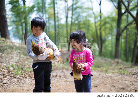 たけのこを持つ兄妹 20232336
