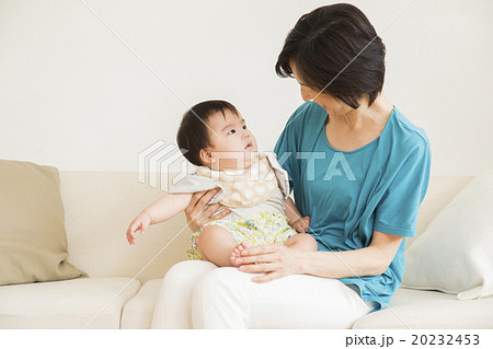 赤ちゃんを抱っこするミドル女性 赤ちゃんを抱っこするミドル女性 20232453