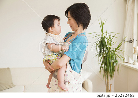 赤ちゃんを抱っこするミドル女性 赤ちゃんを抱っこするミドル女性 20232465
