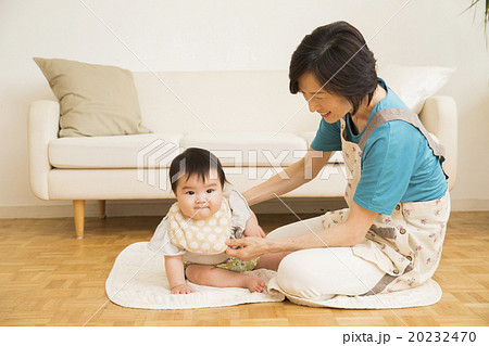 赤ちゃんをあやすミドル女性 20232470
