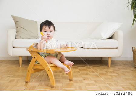 べビーチェアに座って離乳食を食べる赤ちゃん べビーチェアに座って離乳食を食べる赤ちゃん 20232480