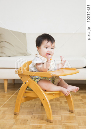 べビーチェアに座って離乳食を食べる赤ちゃん べビーチェアに座って離乳食を食べる赤ちゃん 20232483