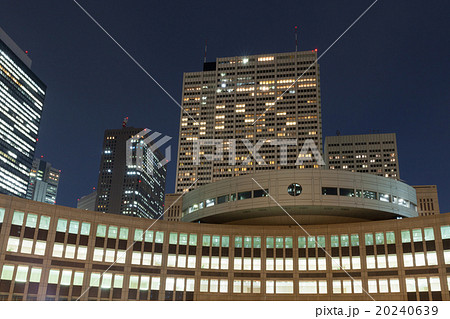 東京都議会議事堂と高層ビルの夜景 東京都議会議事堂と高層ビルの夜景 20240639