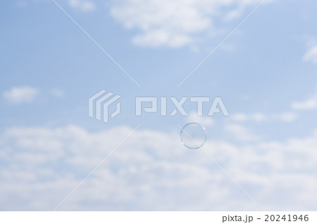 青空に舞うシャボン玉 20241946