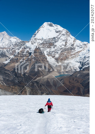 Nepali porter with Chamlang Peak (7,319 m) 20242077