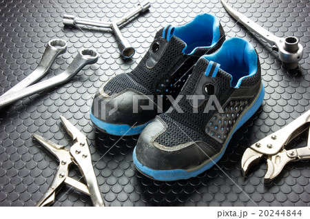履き古した安全靴と工具 20244844