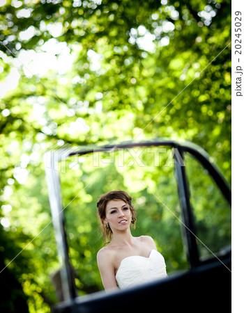 Bride and groom in car 20245029