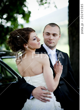 Bride and groom in car 20245585