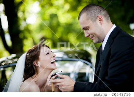 Bride and groom in car 20245710