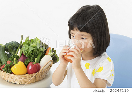 野菜ジュースを飲む子供の写真素材