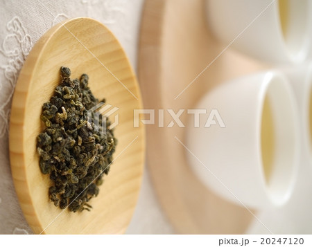 阿里山金萱茶と茶葉（縦位置） 20247120