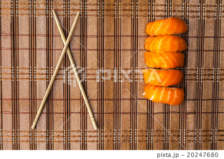 classic sushi with salmon 20247680