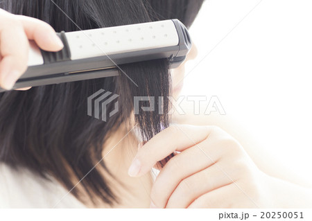 黒髪女性ヘアアイロンイメージ 20250051