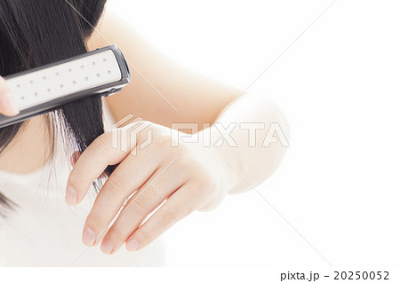 黒髪女性ヘアアイロンイメージ 20250052