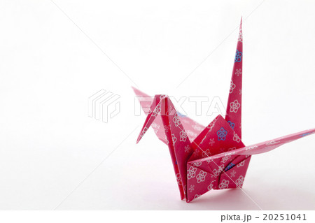 ピンクの花柄の折り鶴 20251041