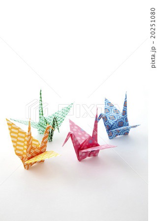 ピンクと緑鴇色と青の折り鶴 20251080