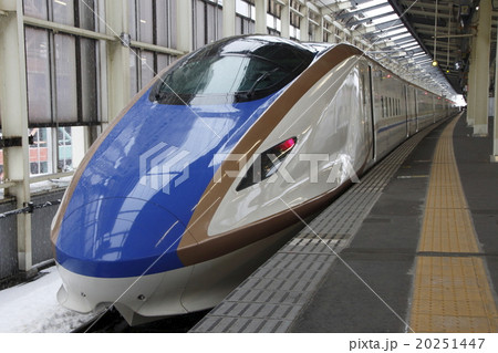 高崎駅に停車中の北陸新幹線E7系 高崎駅に停車中の北陸新幹線E7系 20251447